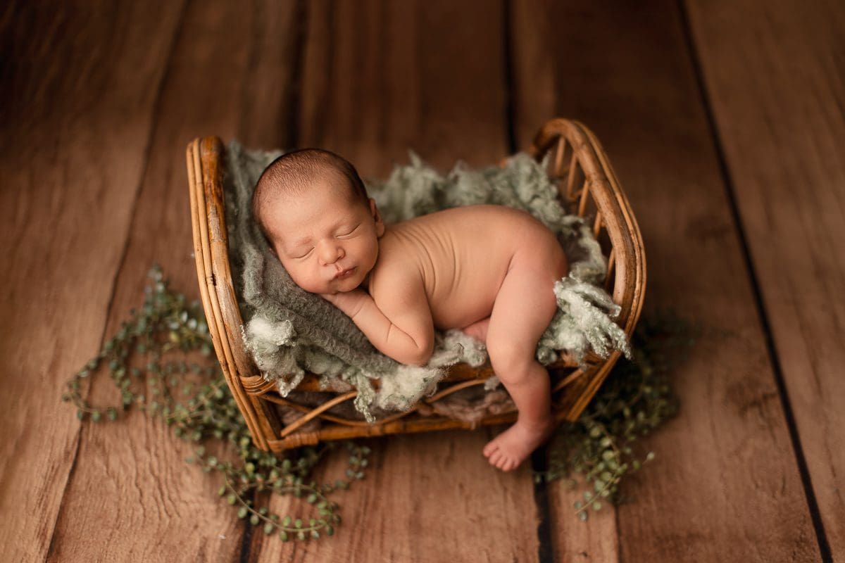 Bébé photographié dans un contenant lors d’une séance naissance à Lognes