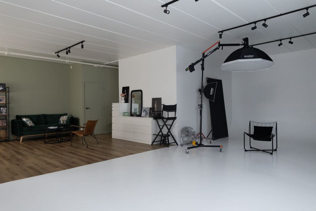 Cyclorama blanc du studio à Lognes, avec raccord arrondi entre le fond et le sol
