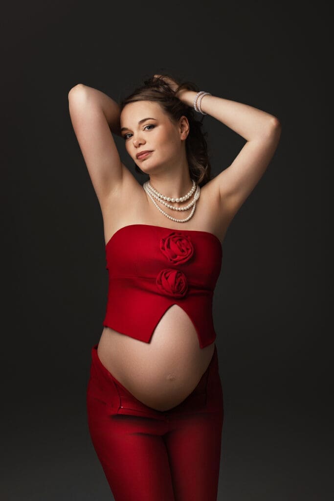 future maman en tenue rouge séance photo grossesse artistique studio