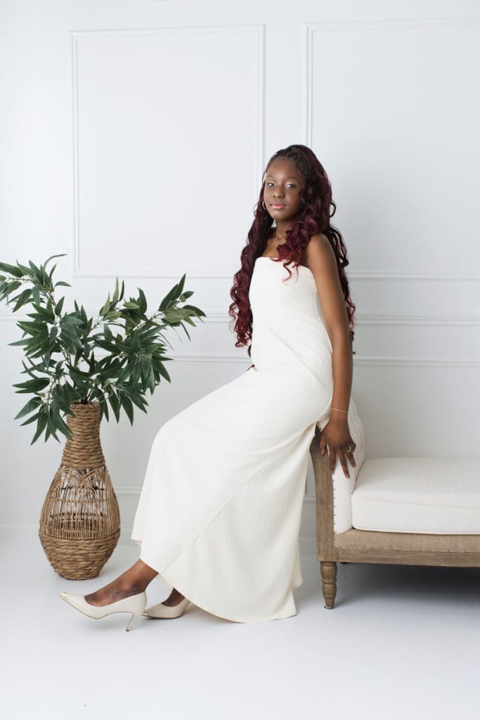 Portrait de femme élégant en robe blanche réalisé en studio photo à Lognes en Seine-et-Marne.