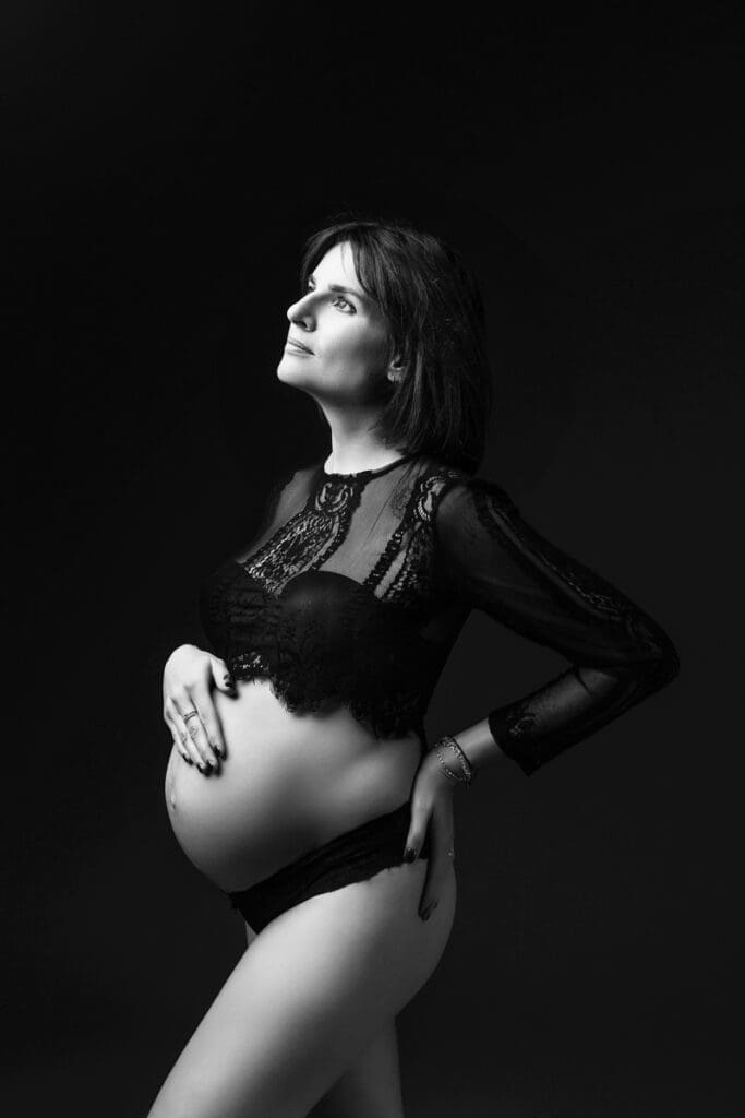 portrait artistique de femme enceinte en studio photo à Lognes en Seine-et-Marne