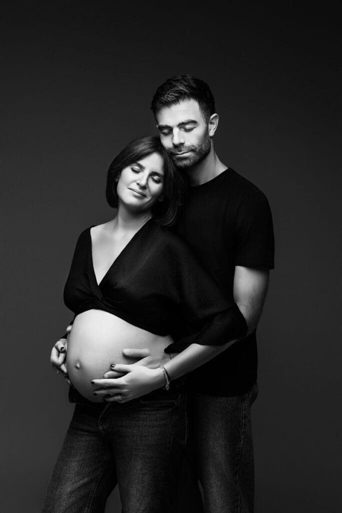 portrait grossesse en noir et blanc du couple réalisé en studio photo