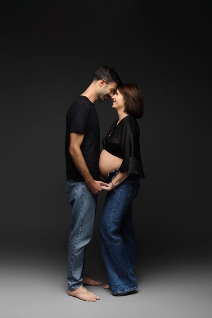 séance photo grossesse en couple réalisée en studio à Lognes (77)