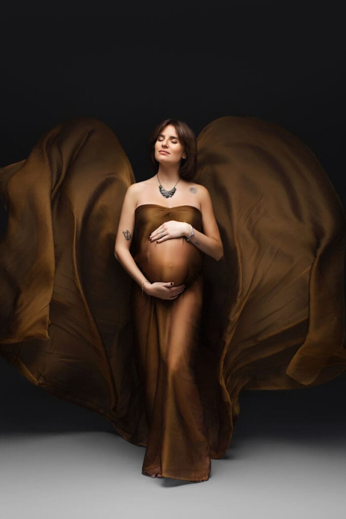 portrait grossesse artistique avec robe fluide réalisé en studio photo à Lognes