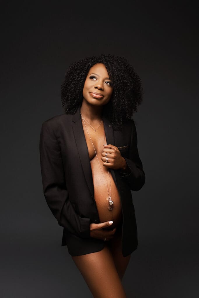 Portrait de femme enceinte élégant en studio avec veste noire et ventre arrondi – séance photo grossesse au Studio Photo Magali Tinti