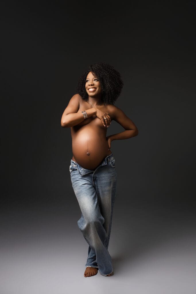 Future maman souriante en séance photo grossesse artistique en studio – photographe grossesse en Seine-et-Marne