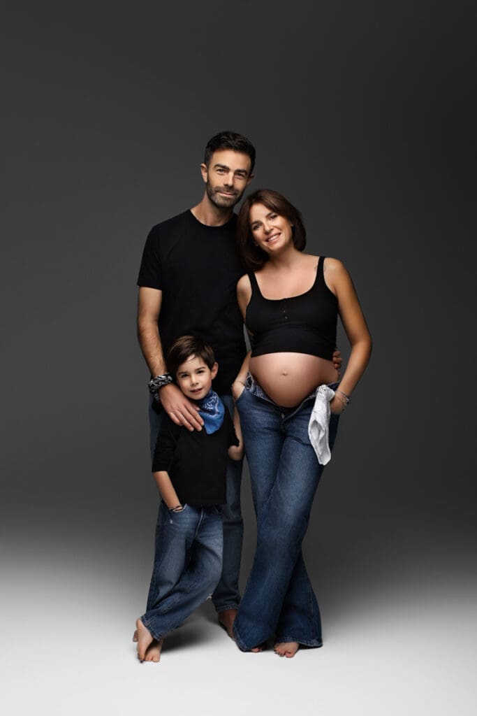 séance photo grossesse en famille avec futur grand frère au studio photo