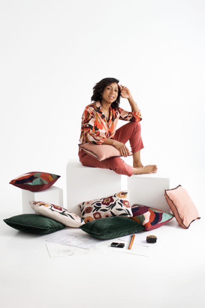 portrait professionnel femme assise avec coussins – photographe studio Lognes