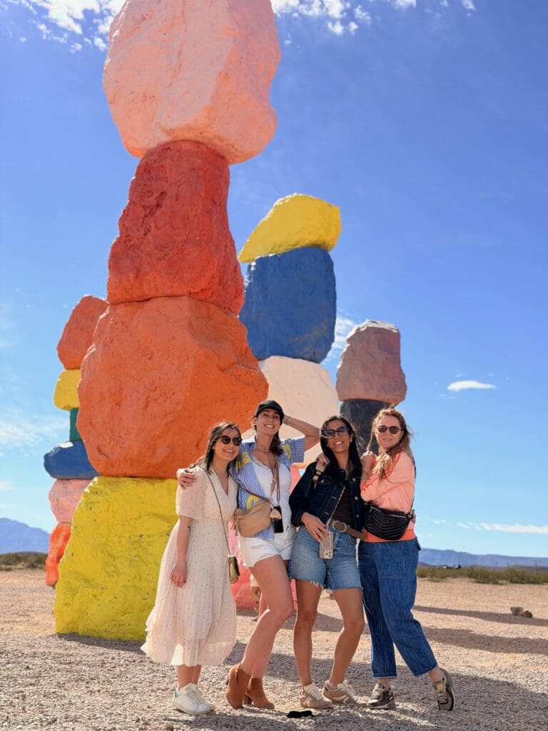 Photographes devant l’installation artistique Seven Magic Mountains près de Las Vegas