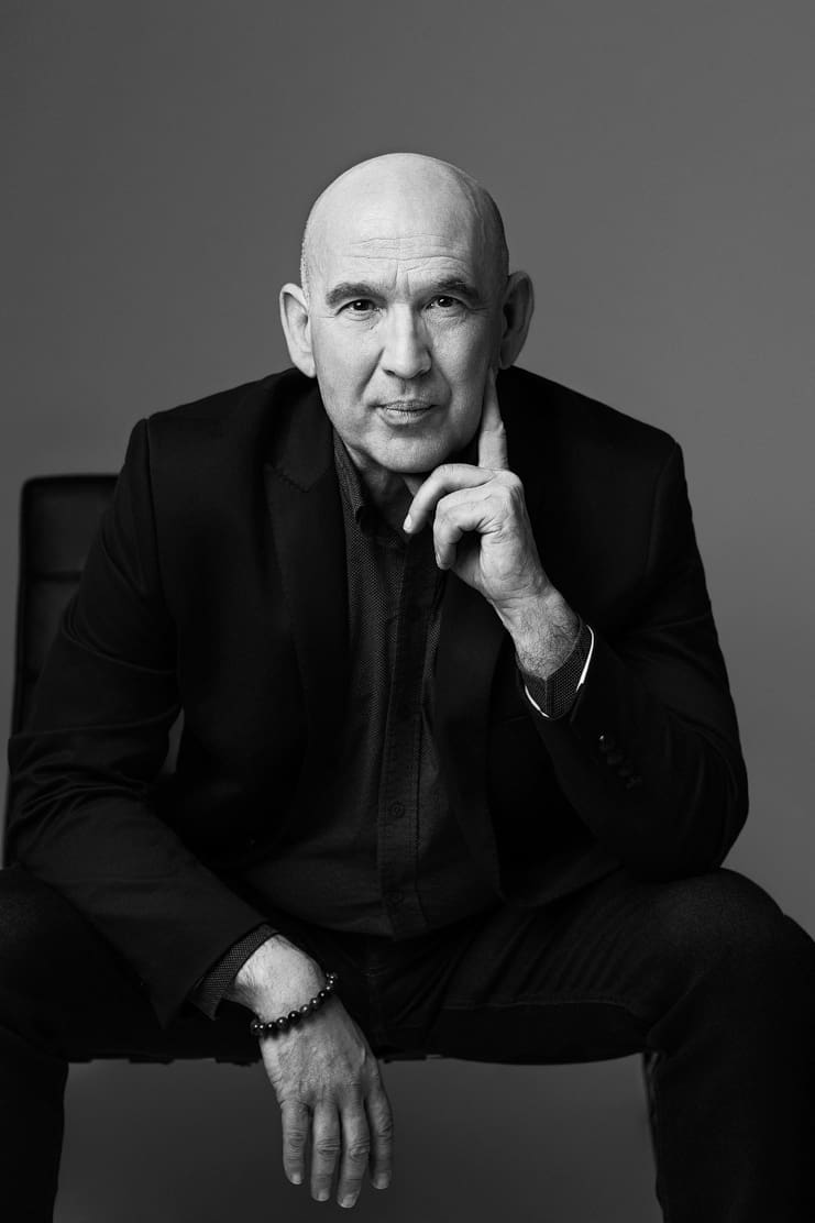 portrait pro masculin (homme) en studio en noir et blanc