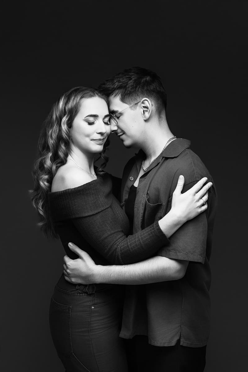 photos studio de couple en noir et blanc