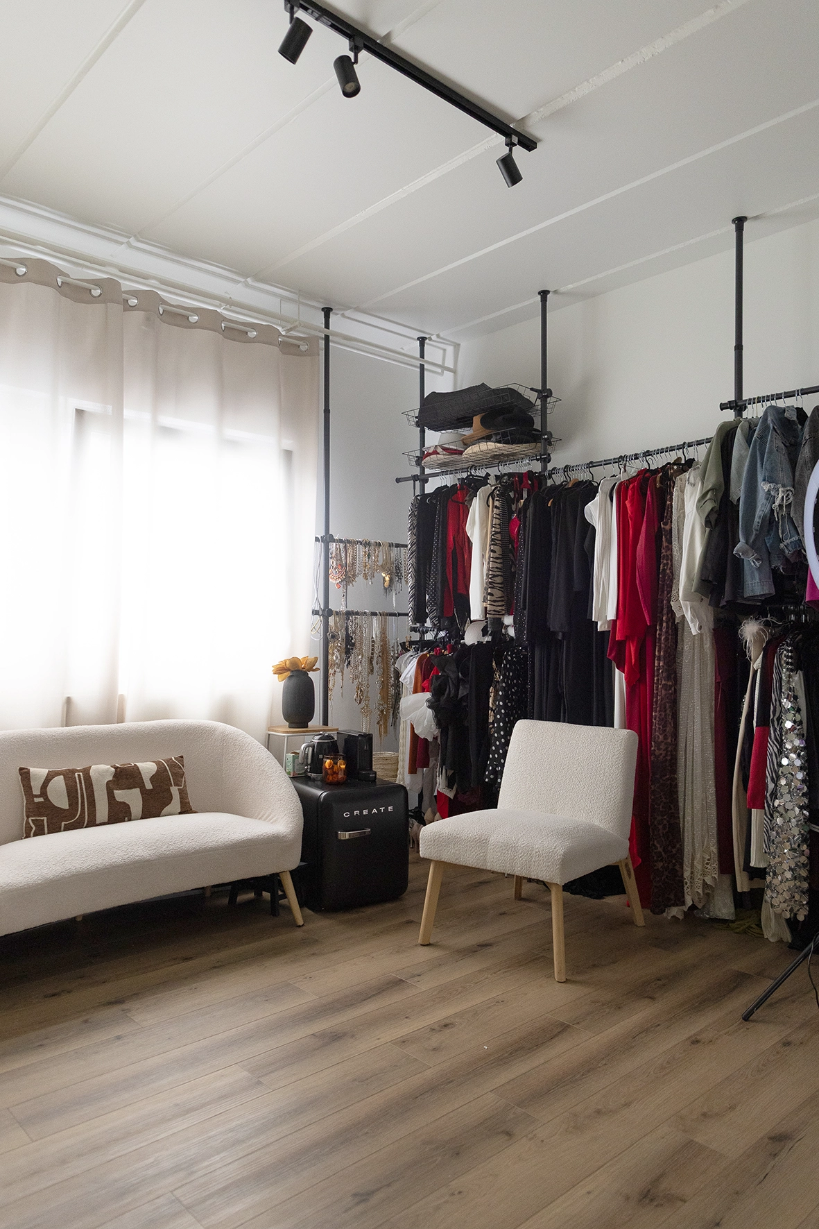 Dressing de tenues pour séance photo grossesse au studio de Magali Tinti à Lognes