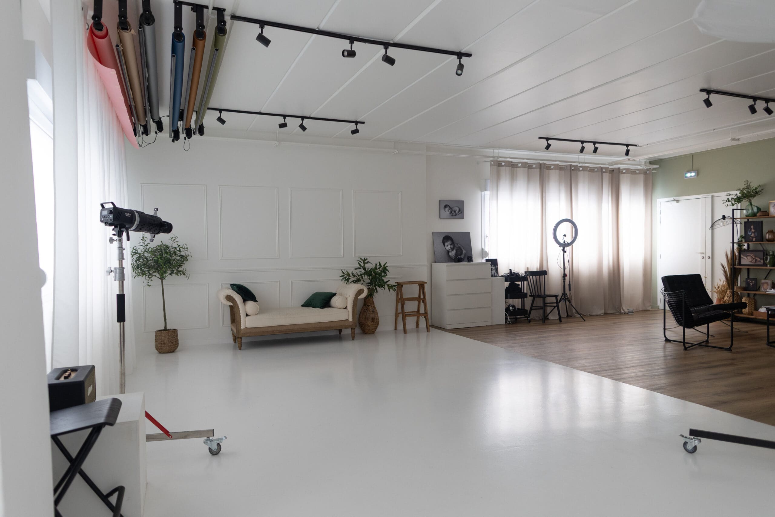 Grand studio photo de 93 m² à Lognes en Seine-et-Marne pour les séances grossesse, naissance, famille et portrait.