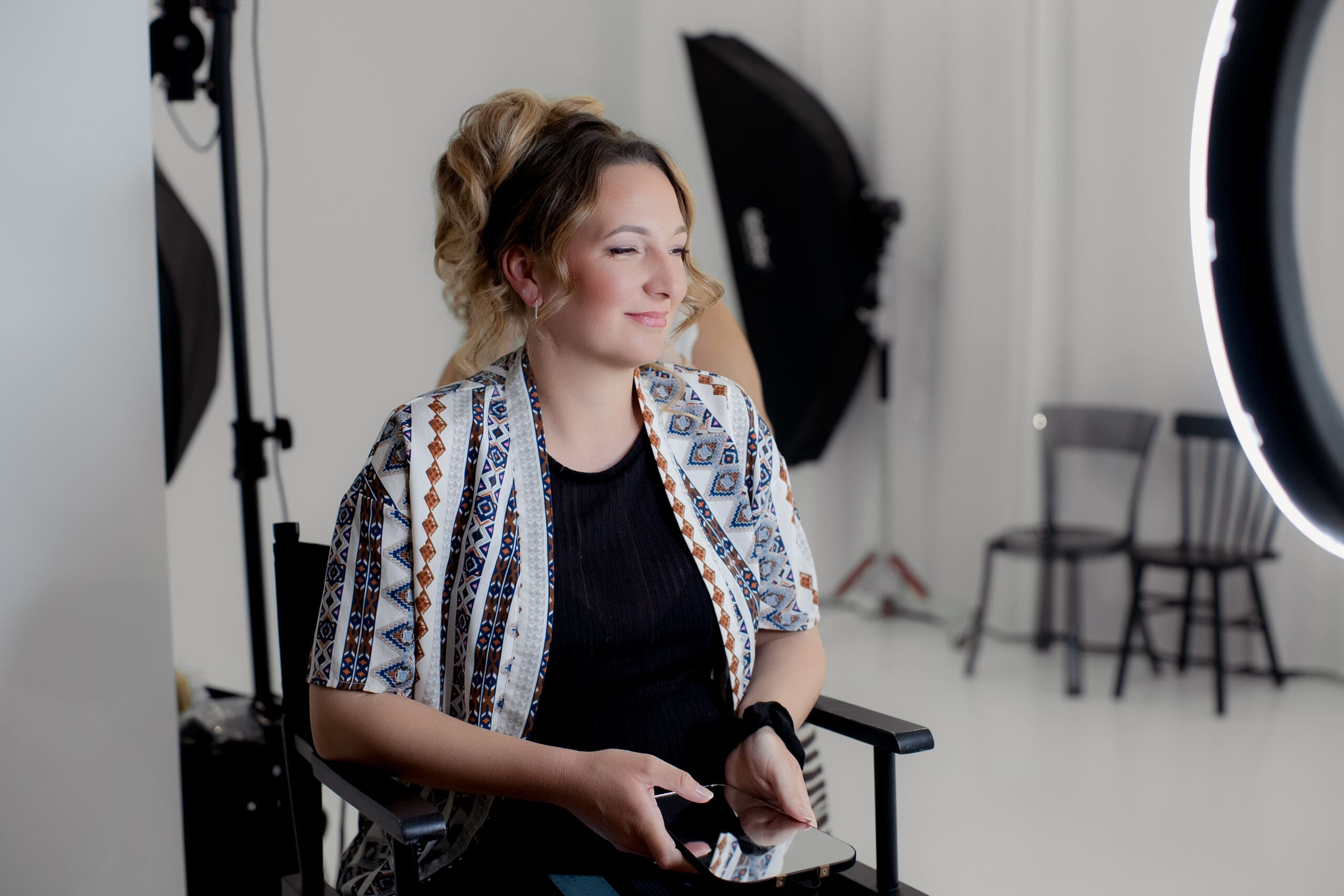 Backstage d’une mise en beauté au studio photo Magali Tinti à Lognes