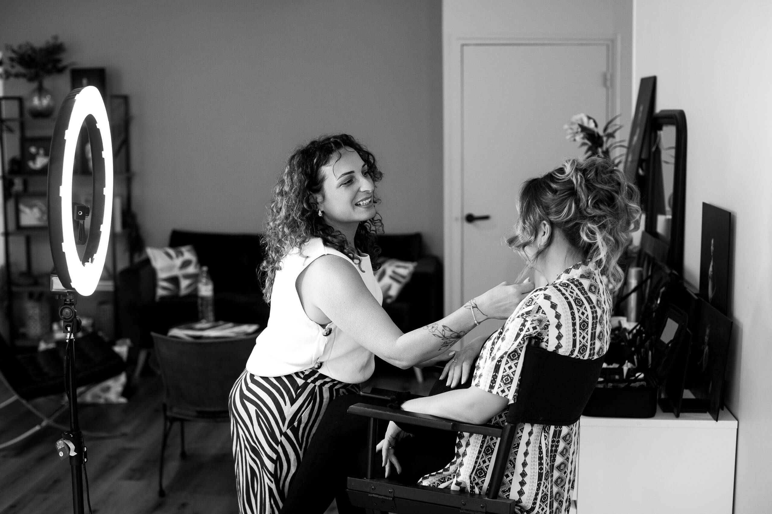 Mise en beauté avant une séance portrait de femme au studio photo Magali Tinti à Lognes