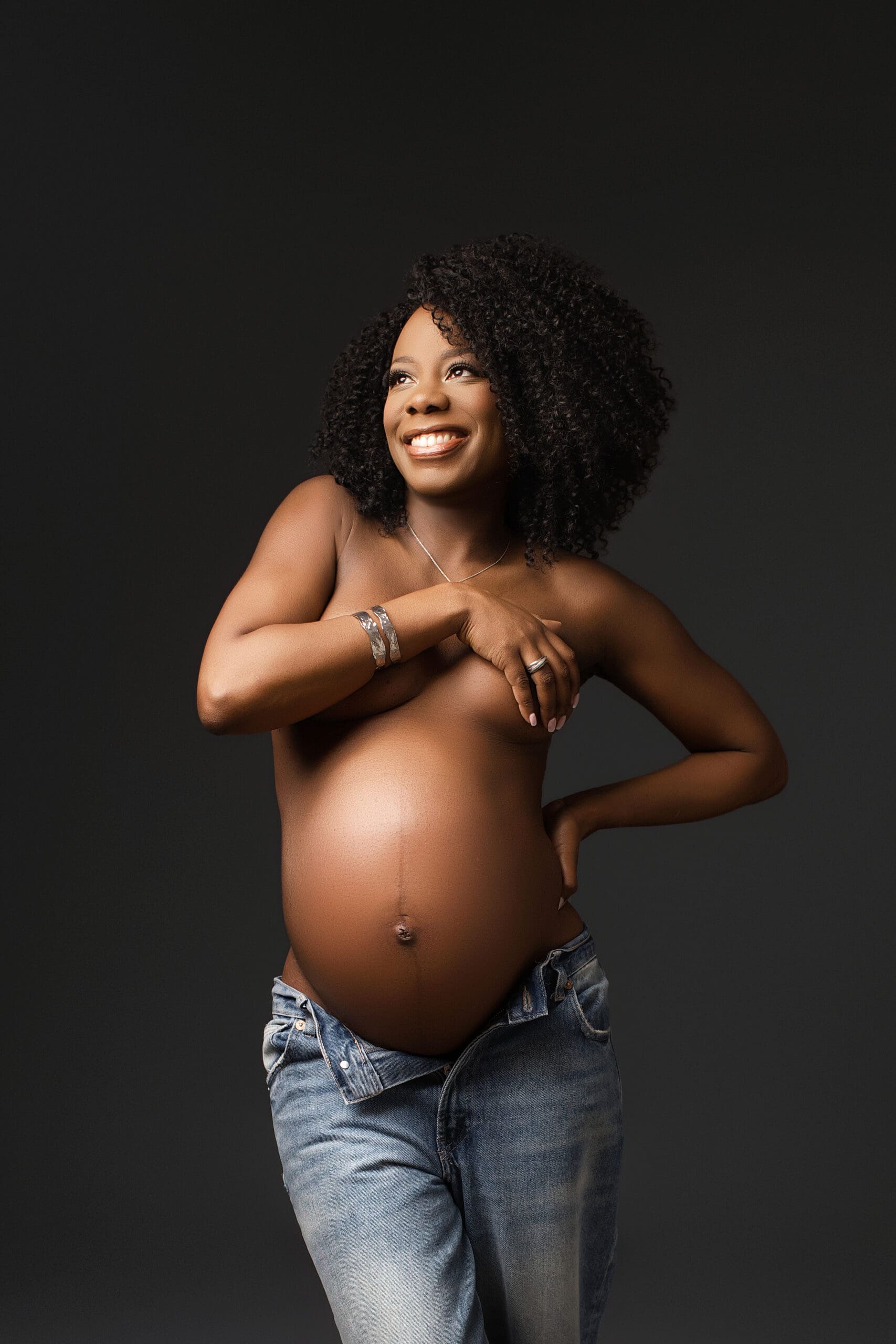 Portrait de grossesse en studio à Lognes