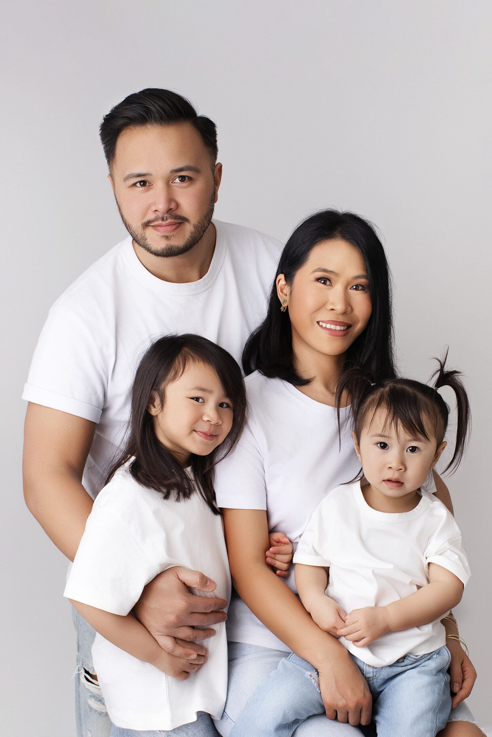 Portrait naturel d’une famille réalisé au studio photo de Lognes