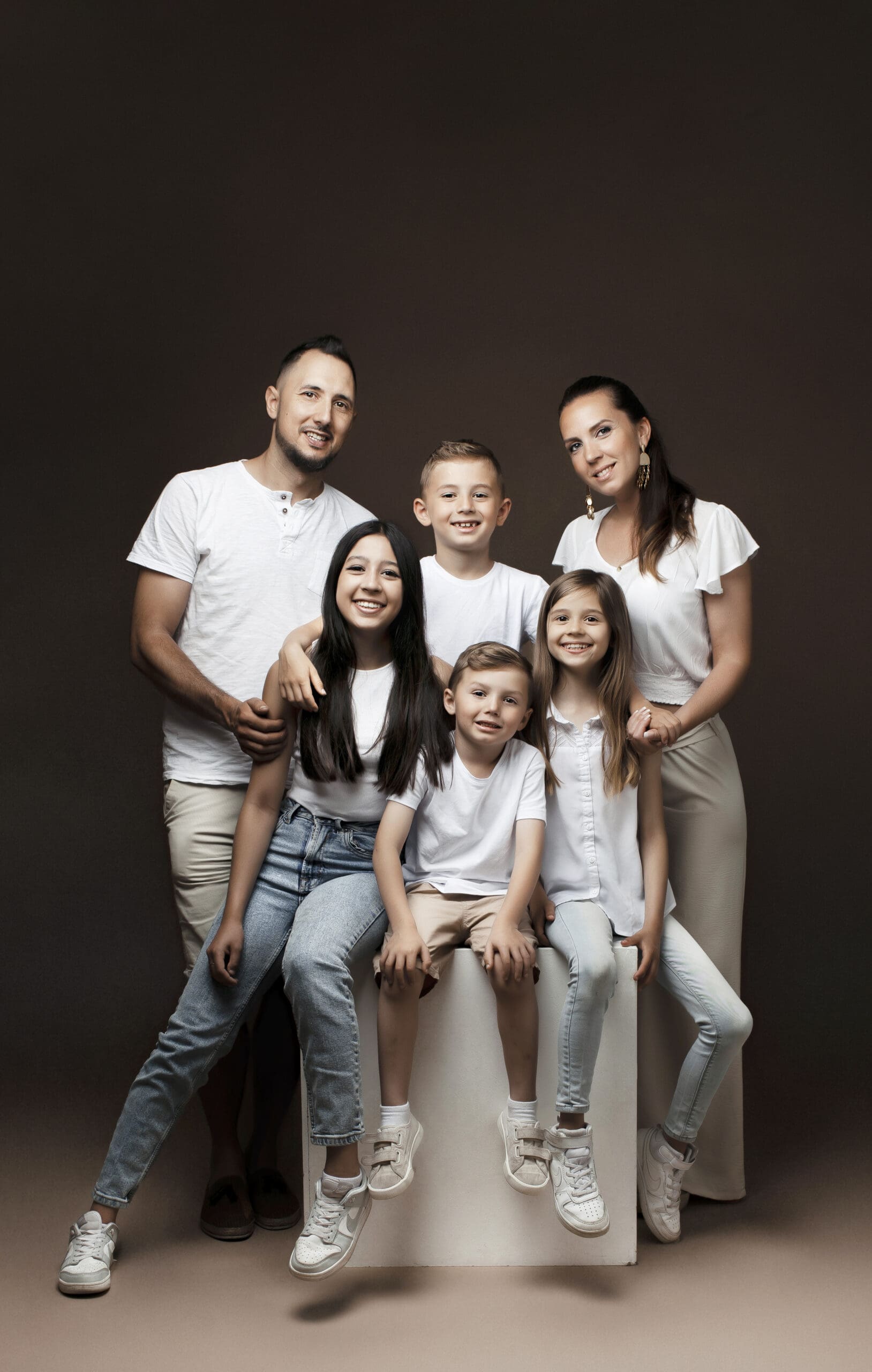 Parents et enfants réunis pour un portrait de famille au studio Magali Tinti à Lognes