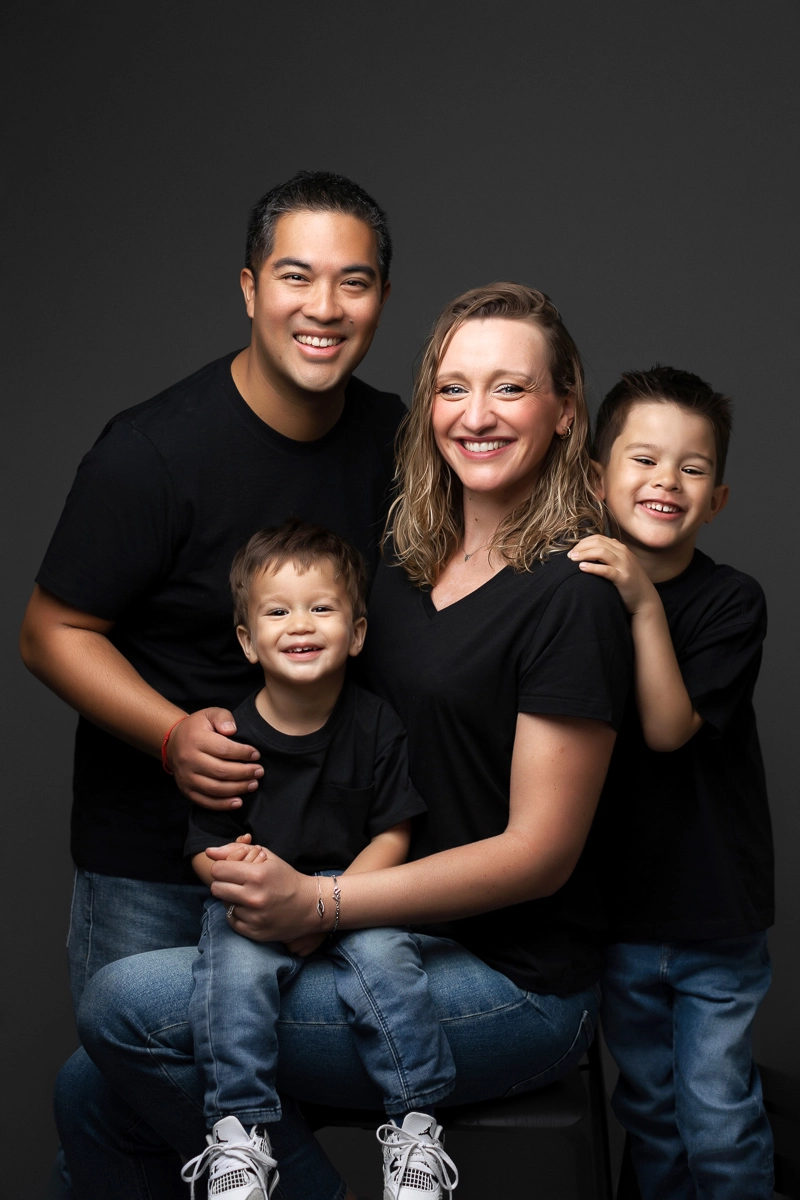 Portrait de famille réalisé dans le studio photo de Magali Tinti à Lognes