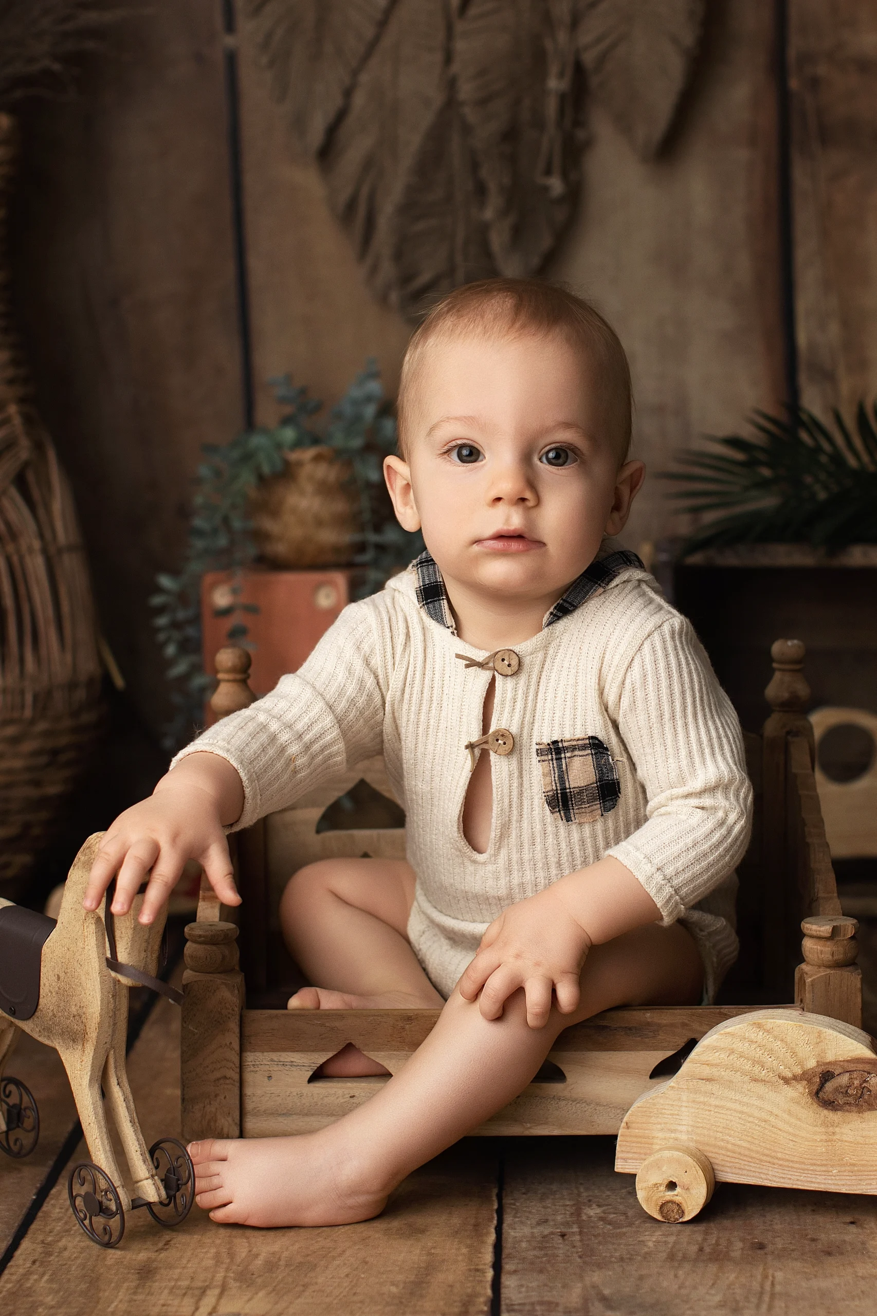 portrait de grand bébé dans un décor en bois au studio photo de Magali Tinti à Lognes