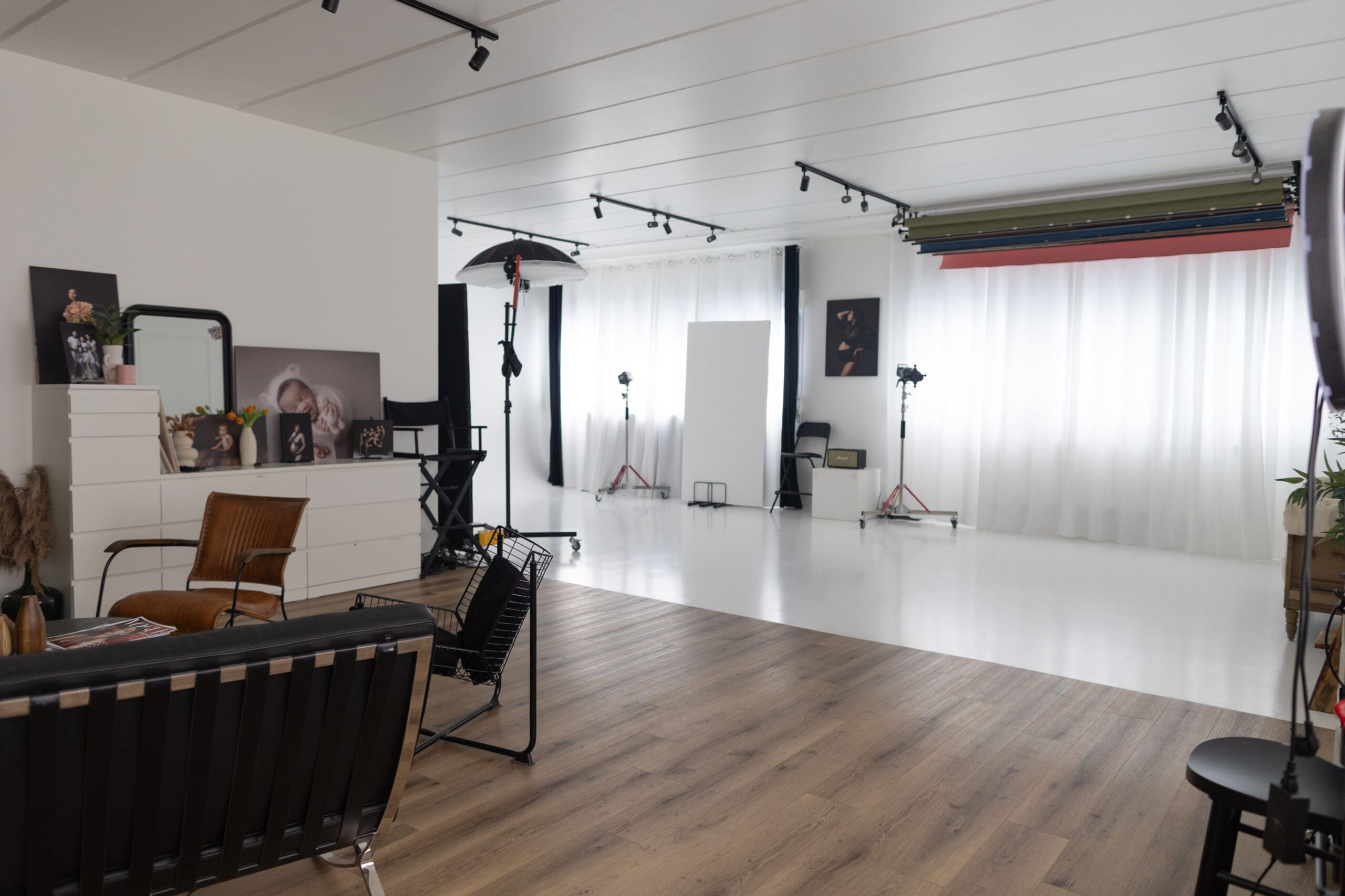 Studio photo Magali Tinti à Lognes avec espace d'accueil chaleureux et exposition de portraits.