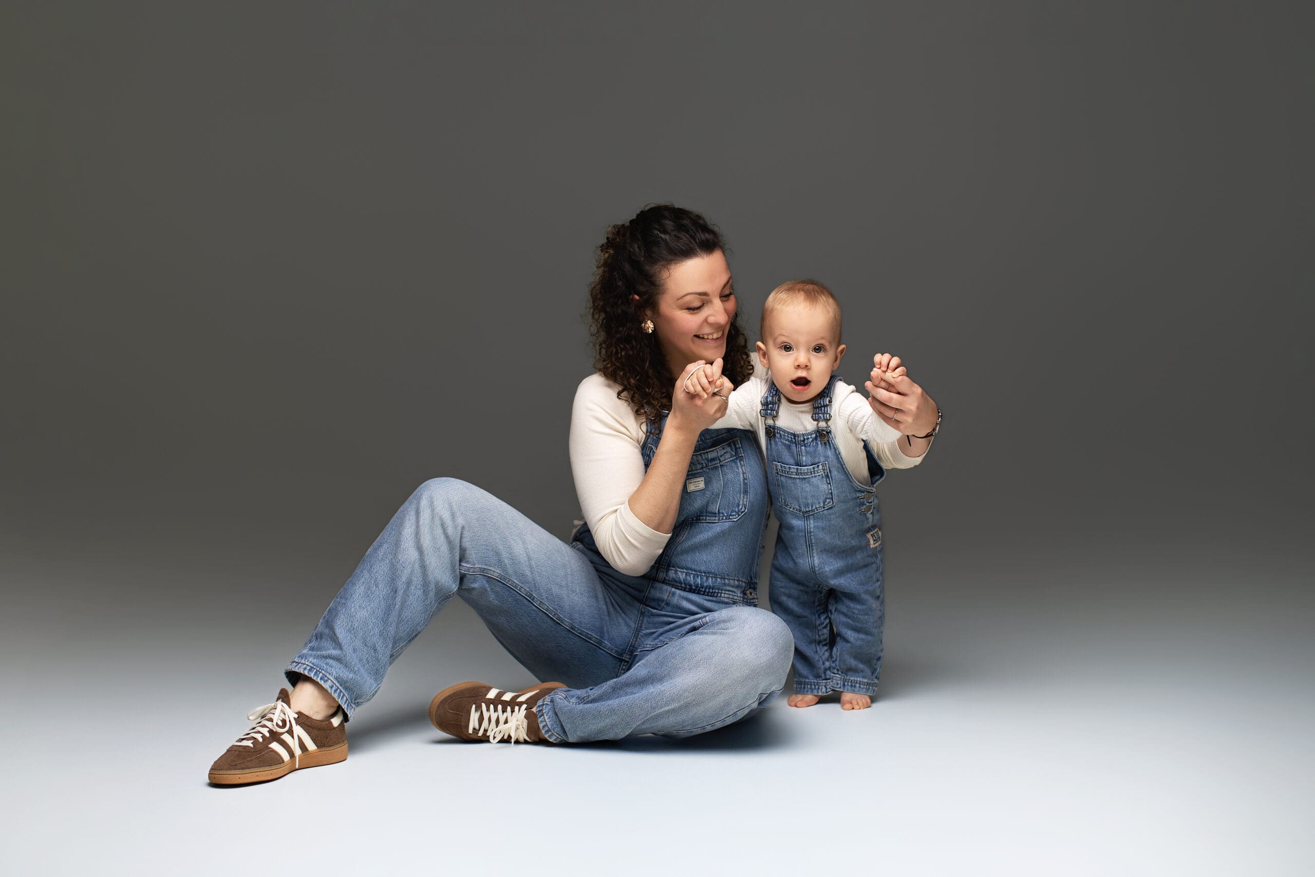 Portrait Maman et Moi avec un grand bébé au studio Magali Tinti à Lognes