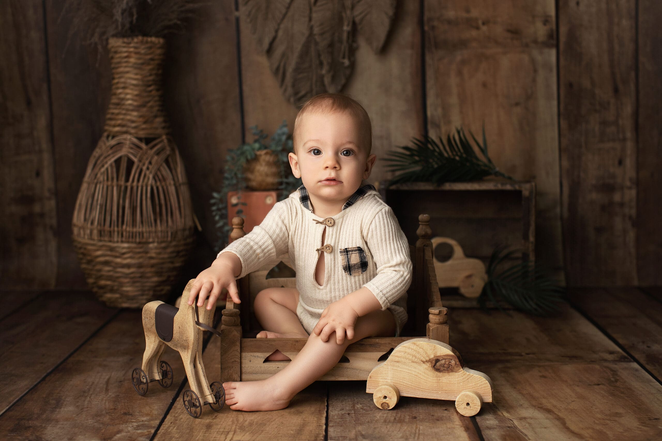 Grand bébé photographié dans un décor bois naturel au studio Magali Tinti à Lognes