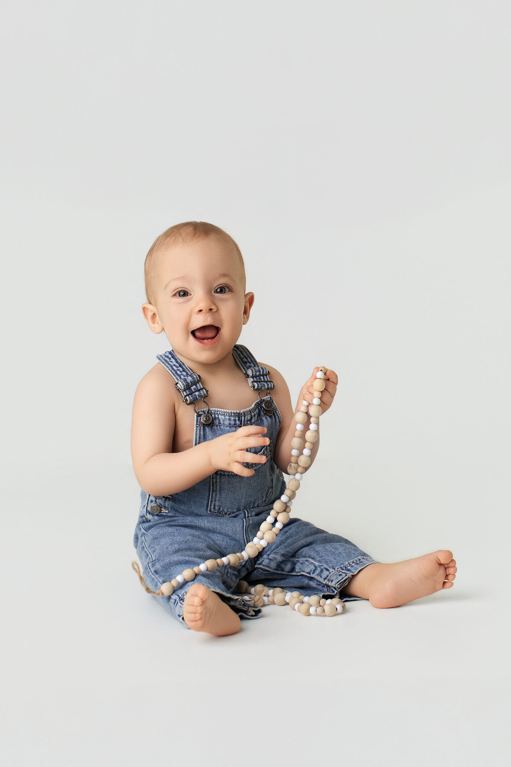 Grand bébé photographié sur fond blanc au studio Magali Tinti à Lognes