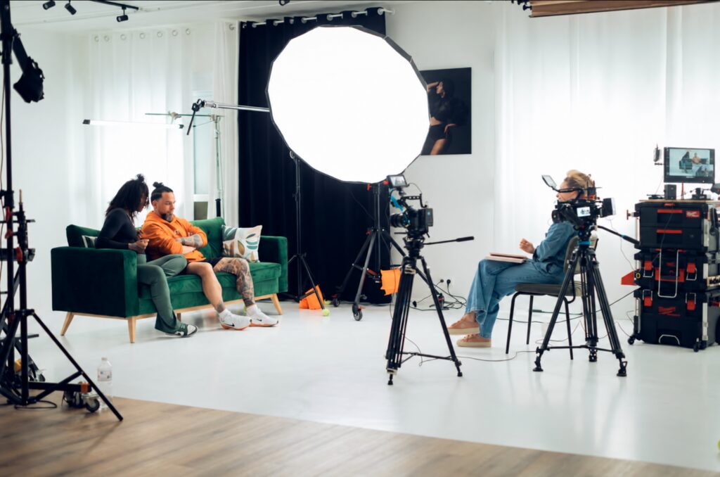 Vue d’ensemble du studio Magali Tinti à Lognes pendant un tournage vidéo, avec les caméras et l’équipe sur le plateau.